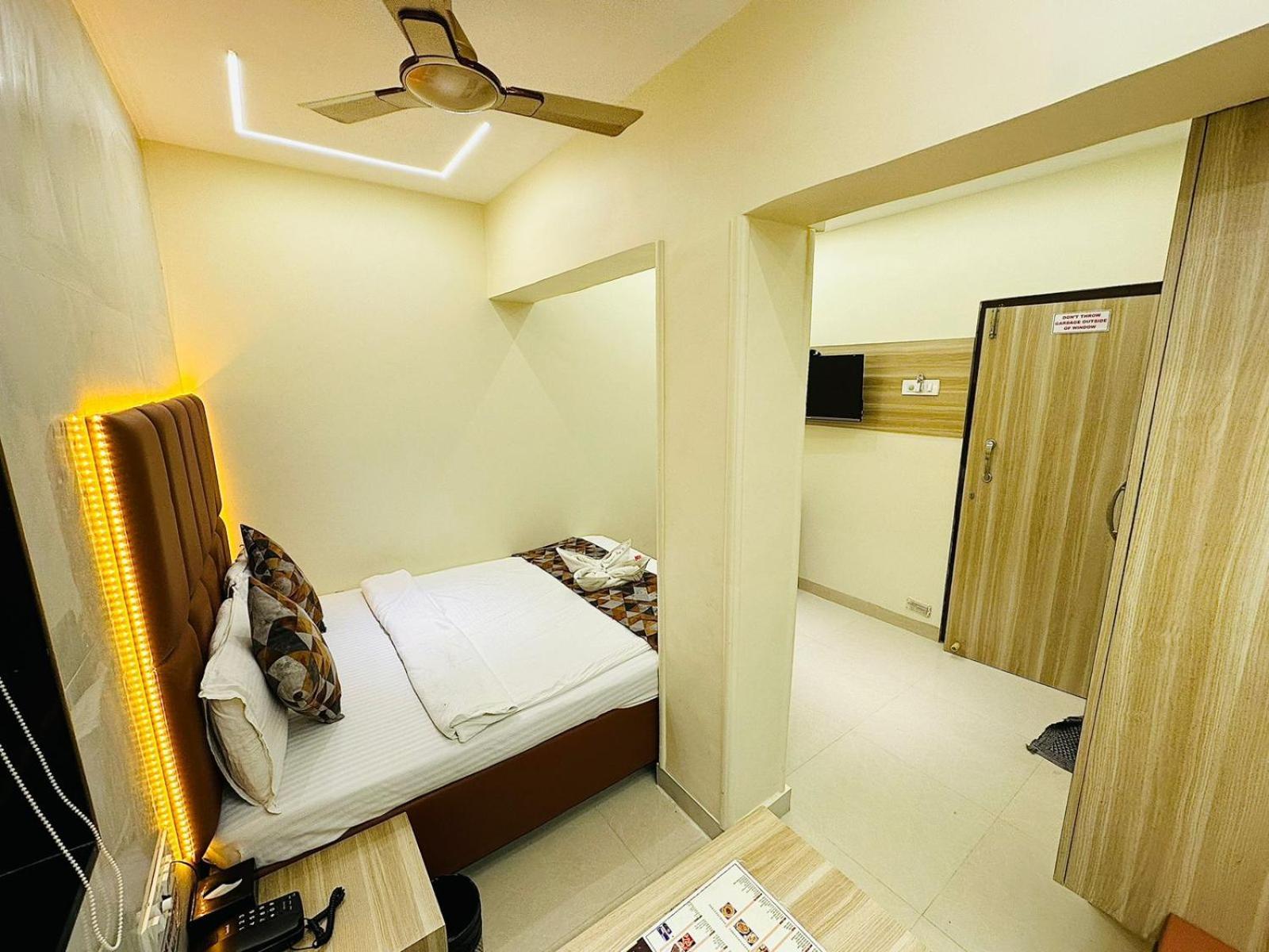 Hotel Vashi Inn นาวีมุมไบ ภายนอก รูปภาพ