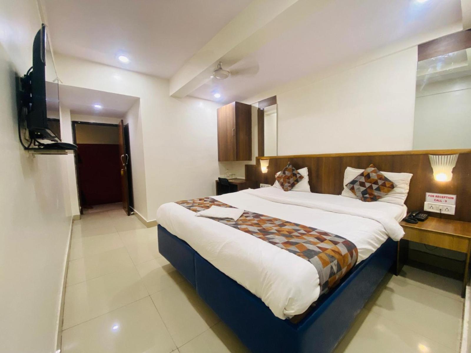 Hotel Vashi Inn นาวีมุมไบ ภายนอก รูปภาพ