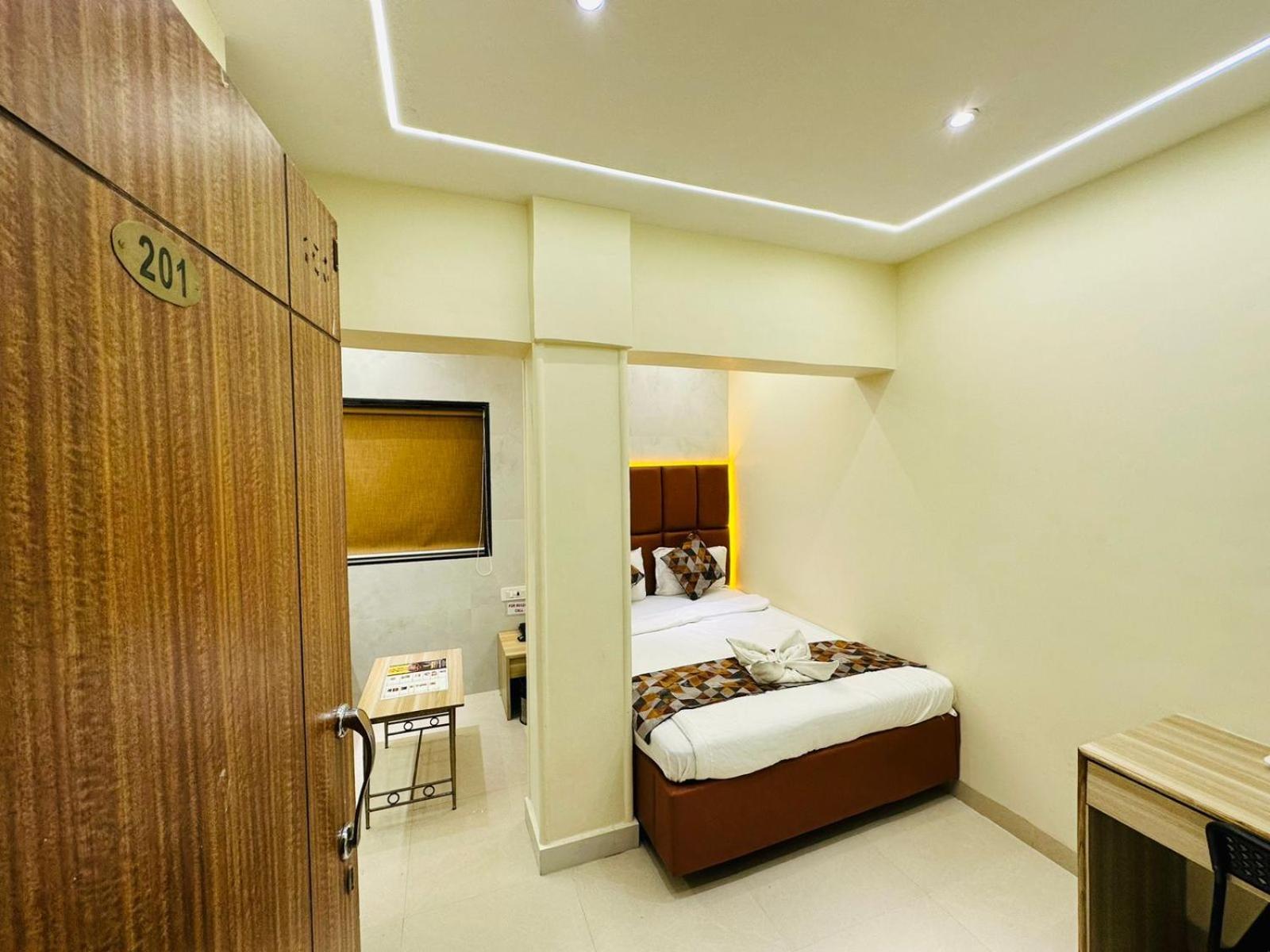 Hotel Vashi Inn นาวีมุมไบ ภายนอก รูปภาพ