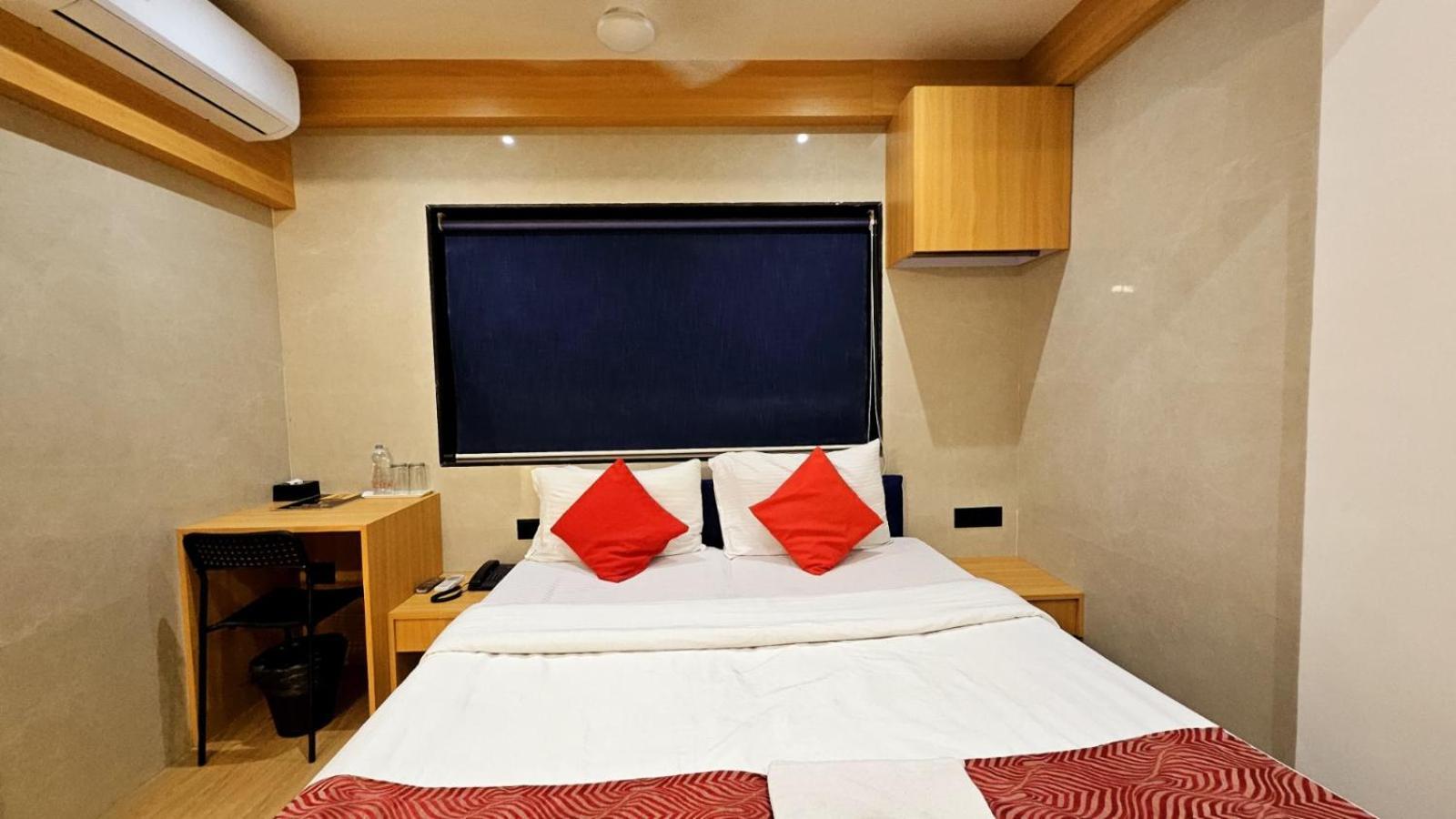 Hotel Vashi Inn นาวีมุมไบ ภายนอก รูปภาพ