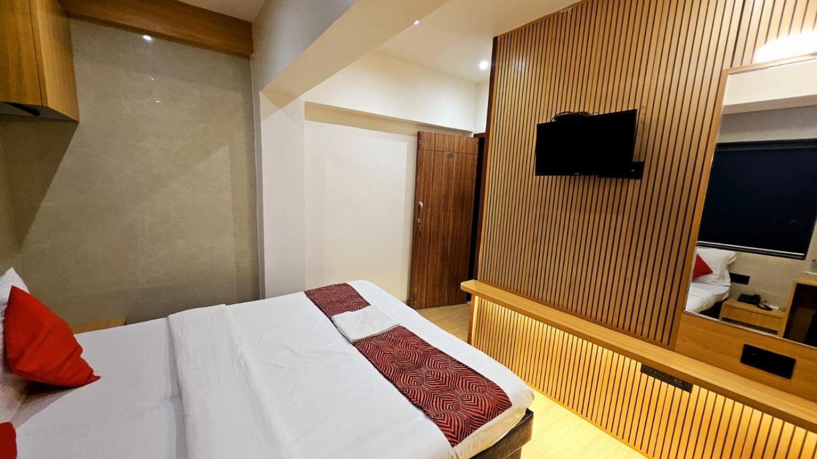 Hotel Vashi Inn นาวีมุมไบ ภายนอก รูปภาพ