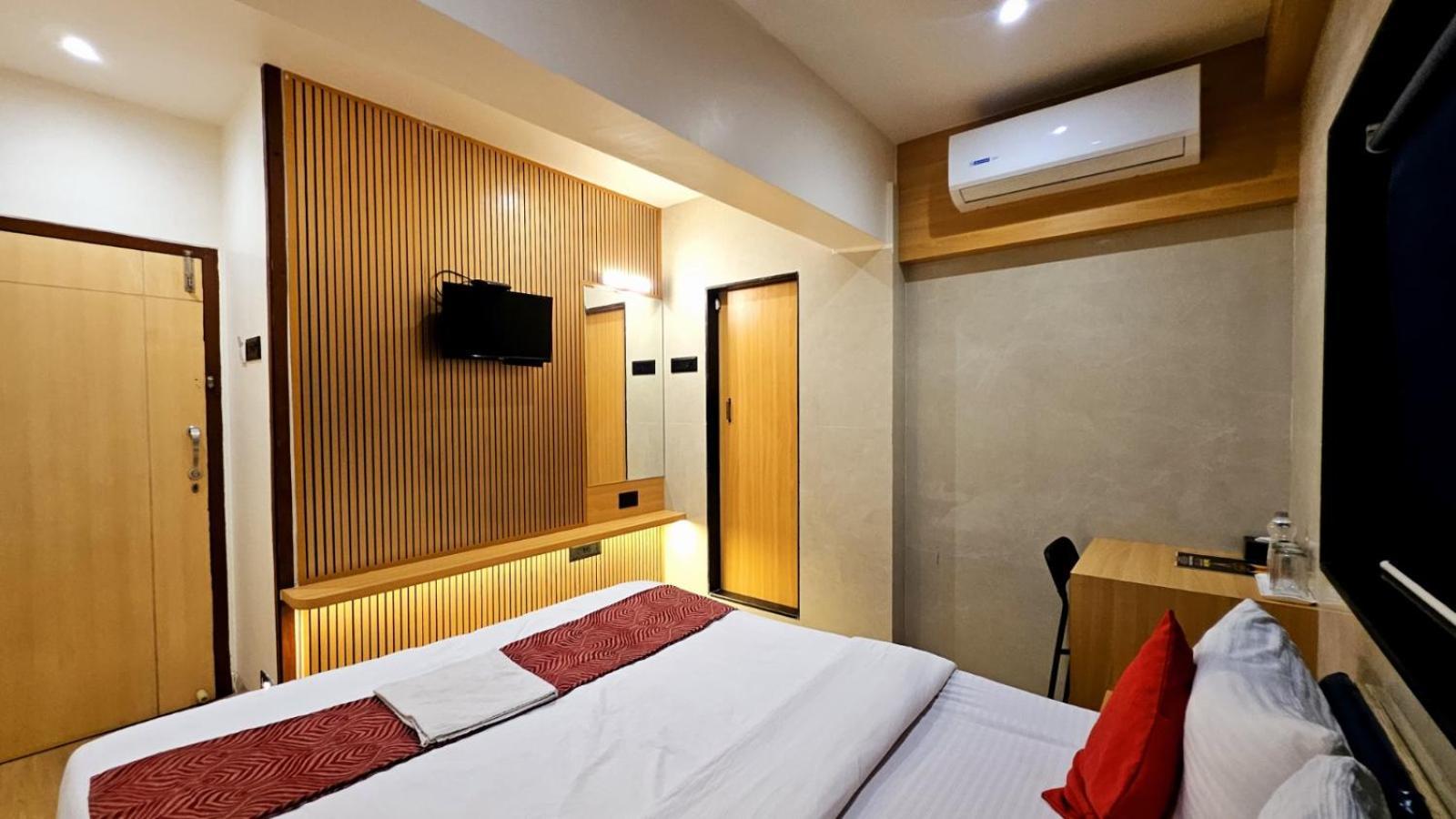 Hotel Vashi Inn นาวีมุมไบ ภายนอก รูปภาพ